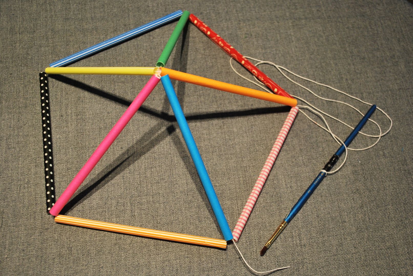 the diy geometric straw mobile